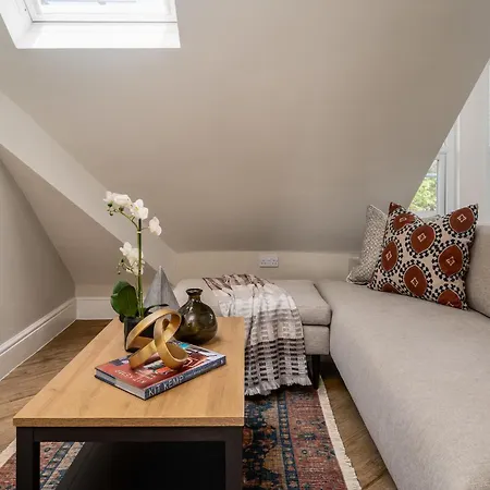 Kist Accommodates - Hughenden Loft Harrogate