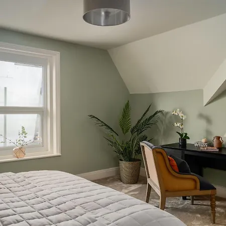 Kist Accommodates - Hughenden Loft Apartment *