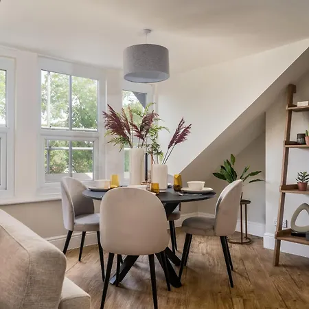 Kist Accommodates - Hughenden Loft Harrogate